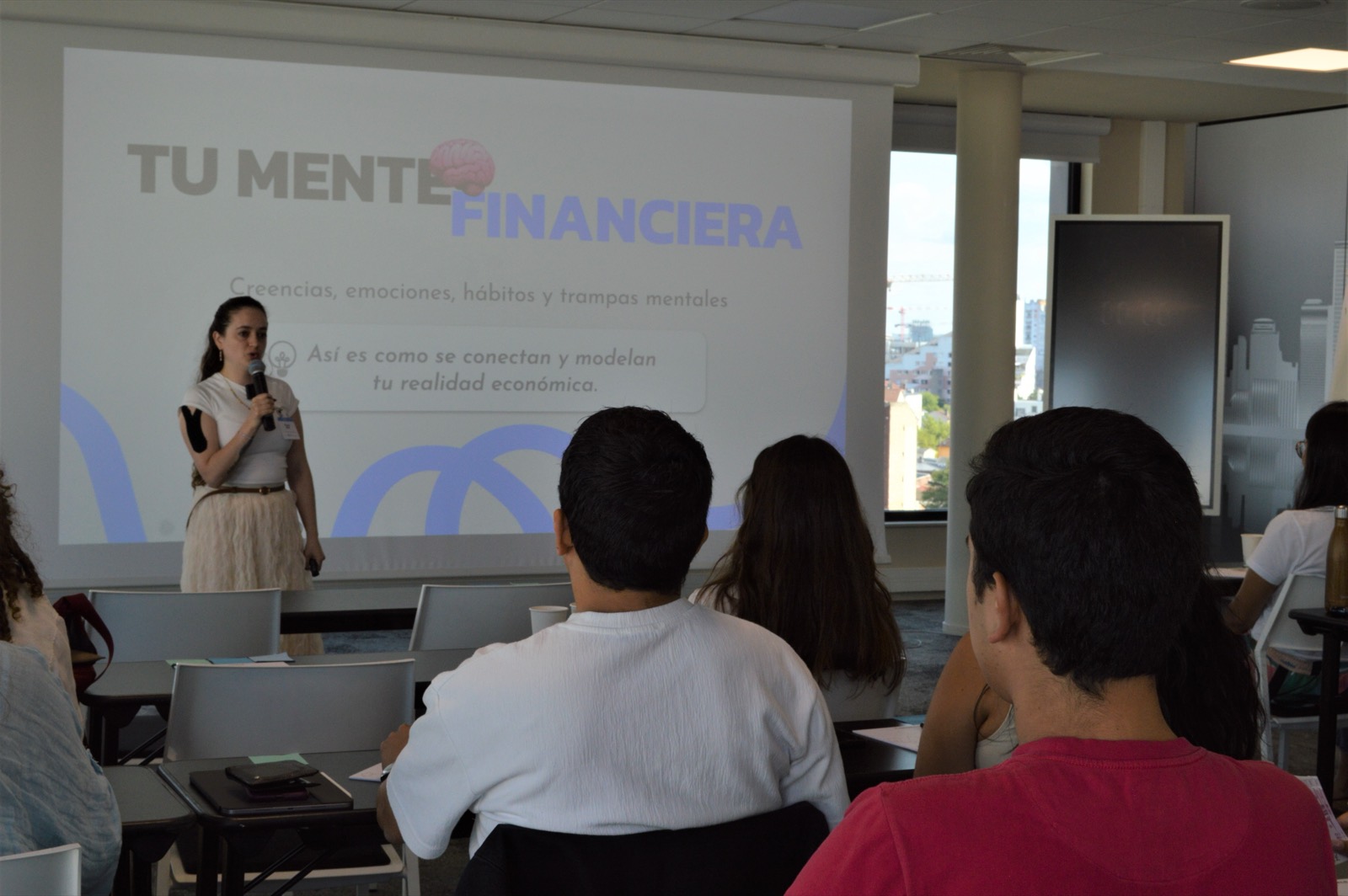 Moni presentando la charla Tu mente financiera